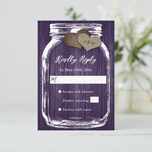 パープルウッドメイソンジャールハートイニシャルウェディングRSVP 出欠カード (スタンド正面)