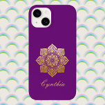 パープルエレガントと金ゴールドマンダラを呼吸 Case-Mate iPhone 14ケース<br><div class="desc">このエレガントデザインは金ゴールドフローラ曼荼羅の下に自分の名前を載せている。セクションに自分の名前、または「呼吸」や「ナマステ」もしのようなメッセージを入パーソナライズされた力する。心もし遣い、瞑想、ヨガが好きなら、このデザインは正しいtouchかもしれない。曼荼羅とは、パターンを中心に焦点を当てる幾何学的のまわりにな記号である。注意を集中させ、瞑想を行うために様々なスピリチュアルの伝統でよく使われている。自己内省、統一、調和を表すこともできる。</div>