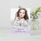 パープルエレガントダマスクシルバーフォトバースデーパーティー 招待状 (スタンド正面)