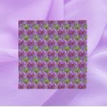 パープルエレガントバラ開花フローラルパターン スカーフ<br><div class="desc">繰り返しパターンで印刷された紫のバラ開花の写真イメージを備えたこの四角エレガントい、切り立ったシフォンのスカーフであなたのワードローブをアクセント。色には紫と緑の色合いが含まれる。素敵なフローラデザイン!スカーフサイズを選択する。</div>