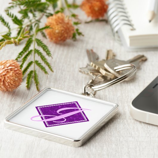 パープルエレガントマーブルダイヤモンドイニシャルスクリプト キーホルダー (側面)