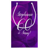 パープルエレガント60とサッシー誕生日パーティー スモールペーパーバッグ (裏面)