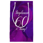 パープルエレガント60とサッシー誕生日パーティー スモールペーパーバッグ (正面)