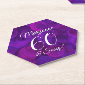 パープルエレガント60とサッシー誕生日パーティー ペーパーコースター (アングル)