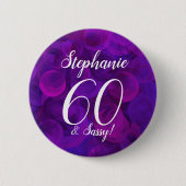 パープルエレガント60とサッシー誕生日パーティー 缶バッジ (正面)