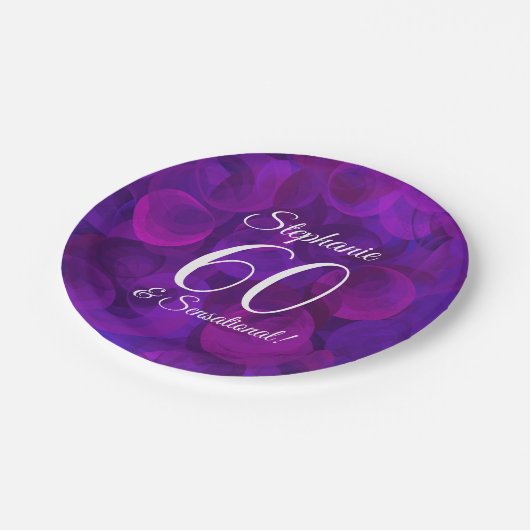 パープルエレガント60とセンセーショナルな誕生日パーティー ペーパープレート (アングル)