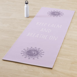 パープルオムとマンダラ保ーが落ち着いて息を吸う ヨガマット