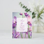パープルオーキッドの花の結婚式のSave the Dateポストカード 案内ポストカード (スタンド正面)