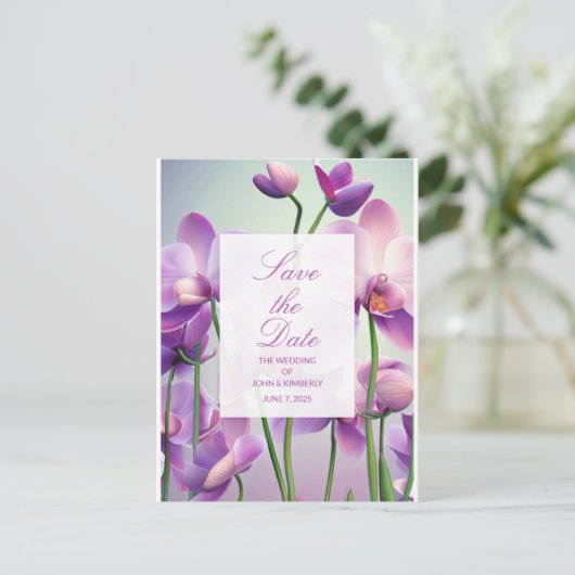 パープルオーキッドの花の結婚式のSave the Dateポストカード 案内ポストカード (スタンド正面)