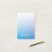 パープルカラフルブルーグラデーショングラデーションとスクリプト ポストイット (デスク上)