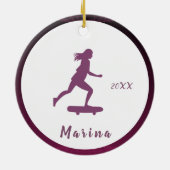 パープルガールスケータースケートで滑るキッズ名かわいい&かわいらしB セラミックオーナメント (裏面)