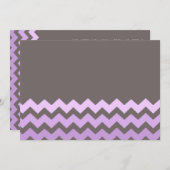 パープルグレーシェブロンカスタムベビーシャワー招待状 招待状 (正面/裏面)