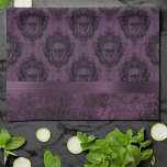パープルゴシックシック |ナスとブラックスカル キッチンタオル<br><div class="desc">毎日ハロウィーン！#gothヴィンテージ、ドラマチックでグランジエディギーな、黒いフレームのスカルパターンとインスパイア暗くムードのある宝石のトーンの背景。商品のコーディネートについては、JustFharryn Zazzleストアをご覧ください。すべての権利が留保されている。#zazzlemade</div>