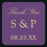 パープルゴールデンベージュ結婚式の引き出物サンキュー スクエアシール<br><div class="desc">紫色のゴールデンベージュ結婚式の引き出物ありがとう正方形のステッカーは、カップルのイニシャルと日付でパーソナライズしてください結婚が、オンラインのパーソナライズテンプレートを使用して注文する前に。ステッカーはスタイリッシュ、ダークパープルの背景にベージュ(フェイク金ゴールド/金ゴールドルック)の黄金色の色合いの文字を特徴としている。</div>