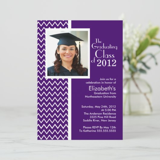 パープルシェブロンフォト卒業パーティー招待状 招待状 (スタンド正面)
