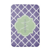 パープルスタイリッシュクローバーと名前グリーンモノグラム バスマット (正面縦)