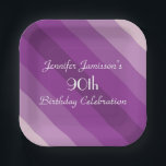 パープルストライプの紙プレート90th Birthday Party ペーパープレート<br><div class="desc">この紫の対角線の5つの色のパタストライプーンと飾おもしろいユニークパーティー紙プレート。デフォルトでは「90誕生日」と表示されるが、名前、年数、イベントの文字を簡単に変更できる。あフェミニンあガーリーあ！SocolikCardShopで利用可能なマッチング紙ナプキン。All Rights Reserved © 2014 Alan & Marcia Socolik.</div>