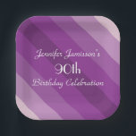 パープルストライプの紙プレート90th Birthday Party ペーパープレート<br><div class="desc">この紫の対角線の5つの色のパタストライプーンと飾おもしろいユニークパーティー紙プレート。デフォルトでは「90誕生日」と表示されるが、名前、年数、イベントの文字を簡単に変更できる。あフェミニンあガーリーあ！SocolikCardShopで利用可能なマッチング紙ナプキン。All Rights Reserved © 2014 Alan & Marcia Socolik.</div>
