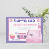 パープルスランバーパーティーおもしろい誕生日招待状 招待状 (スタンド正面)