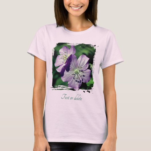 パープルゼラニウムの花のカスタマイズ商品 Tシャツ (正面)