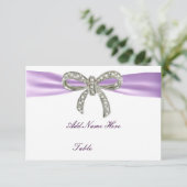 パープルダイヤモンドリボン ウェディングテーブルプレイスカード 招待状 (スタンド正面)