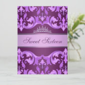 パープルダマスク&ティアラスウィート16誕生日招待状 招待状 (スタンド正面)