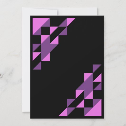 パープルデイジー三角形ジオメトリブラック誕生日 招待状 (裏面)