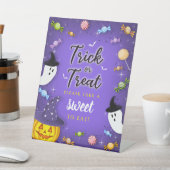 パープルトリックまたはトリートハロウィーンを取って下さい 台座サイン (インサイチュ)