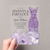 パープルドレスセブン&ファブラス70誕生日 アクリル招待状 (インサイチュ (ポータブル))