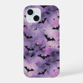パープルハロウィーンスカイとこうもり-不気味かわいい iPhone 15ケース (裏面)