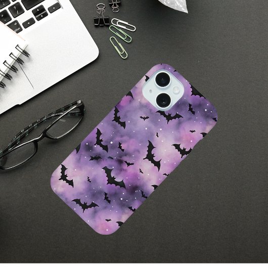 パープルハロウィーンスカイとこうもり-不気味かわいい iPhone 15ケース