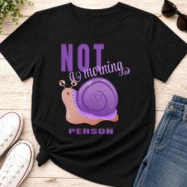 パープルハートの貝殻を持つかわいい眠そうなカタツムリ Tシャツ