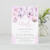 パープルバタフライ 私たちの小さなバタフライ ベイビーシャワー 招待状 (スタンド正面)