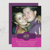 パープルバナーモノグラム写真Save the Dateカード 招待状 (正面/裏面)