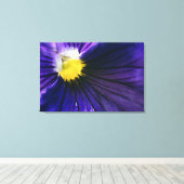 パープルパンシーのマクロエレガント写真 キャンバスプリント (インサイチュ (ウッドフロア))