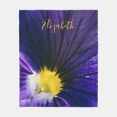 パープルパンシーのマクロエレガント写真 フリースブランケット (正面)