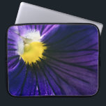 パープルパンシーのマクロエレガント写真 ラップトップスリーブ<br><div class="desc">美しモダンい紫と黄色のパニエレガントーの花のオリジナルのマクロ写真を搭載したラップトップスリーブ</div>