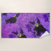 パープルパンジー絵画、抽象芸術、フローラアート ビーチタオル (正面)