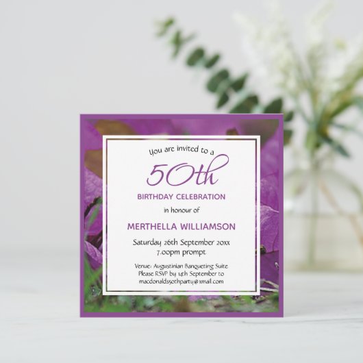 パープルパーソナライズされたフローラ50th誕生日スクエア 招待状 (スタンド正面)