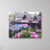 パープルビクトリアンコテージ – マーサズヴィネヤード キャンバスプリント (正面)