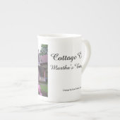 パープルビクトリアンコテージ – マーサズヴィネヤード ボーンチャイナマグカップ (正面右)
