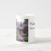 パープルビクトリアンコテージ – マーサズヴィネヤード ボーンチャイナマグカップ (正面)