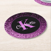 パープルピンクのグリッター モノグラム 名前 ラウンドペーパーコースター (アングル)