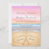 パープルピンクのサンセットビーチウェディング2つのハートの砂 招待状 (正面)