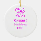 パープルピンクの弓の結婚前お祝い　名前を追加 セラミックオーナメント (裏面)