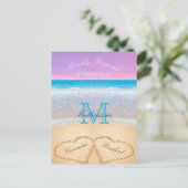 パープルピンクの空のハートの砂のビーチ結婚式P ポストカード (スタンド正面)