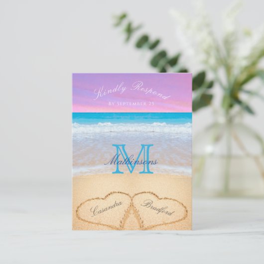 パープルピンクの空のハートの砂のビーチ結婚式P ポストカード (スタンド正面)