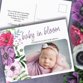 パープルピンクの花のベイビーインブルームの誕生写真 案内ポストカード