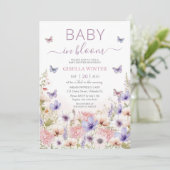 パープルピンクの野生の花と蝶の赤ちゃんのブーム 招待状 (スタンド正面)