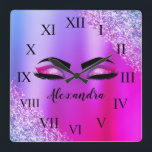 パープルピンクモノグラムグリッターまつモダン毛 スクエア壁時計<br><div class="desc">紫とピンクのホイルフェイクメタリックスパークルグリッターブラシ仕上げメタルモノグラム名とイニシャルまつ毛(まつげ)、まつ毛の拡張と目かわいい壁時計。デザインは、トレンディーのスタイルを探している誰かのために完璧な甘い16歳の誕生日、結婚ブライダルシャワー、記念日、赤ちゃんシャワーまたはバチェロレッテギフトを作クールる。</div>